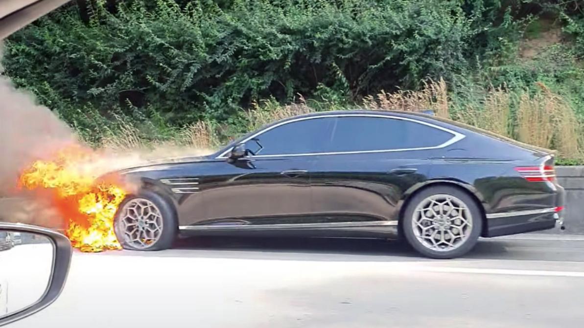 Новейший Genesis G80 загорелся на автостраде