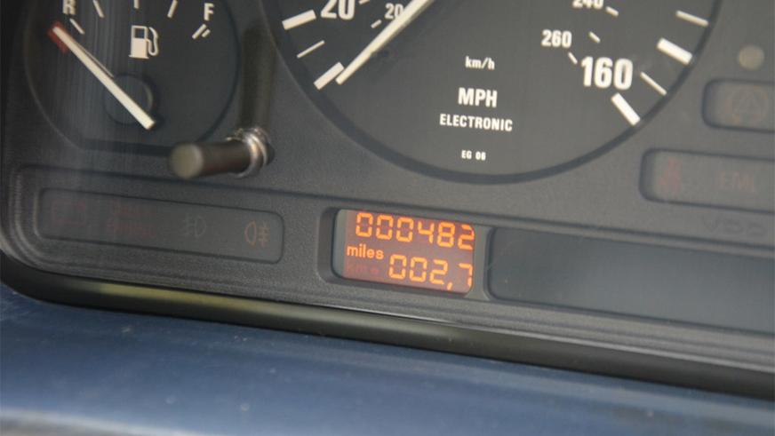 «Семёрка» BMW E32 простояла у дилера 23 года