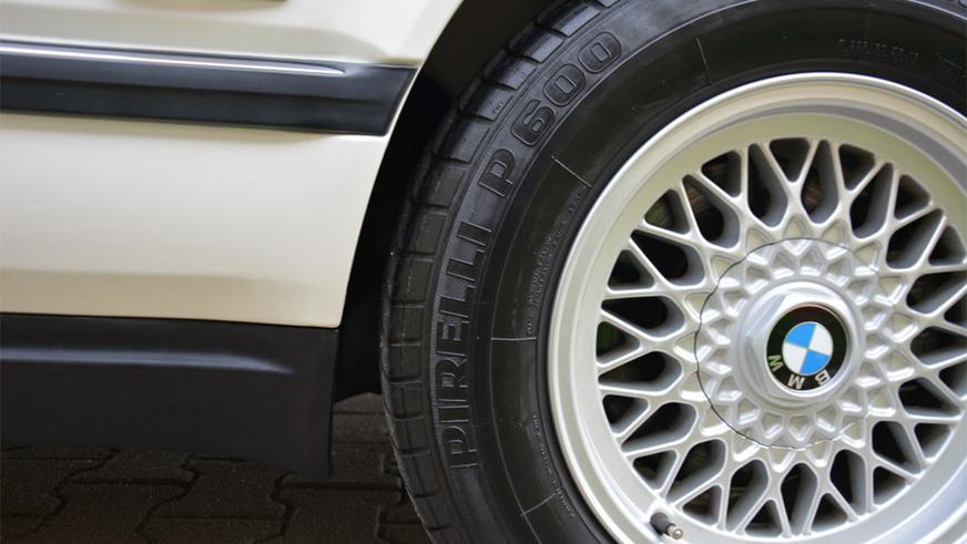 «Семёрка» BMW E32 простояла у дилера 23 года