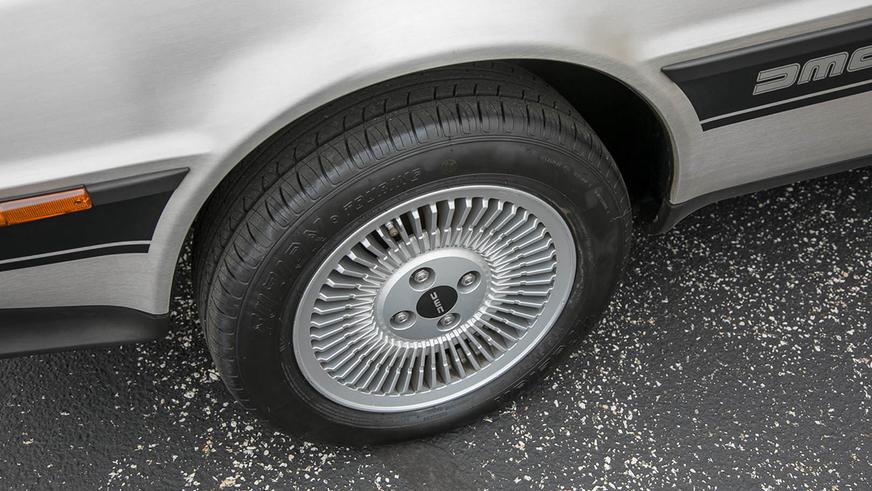 С молотка пустят почти новый DeLorean