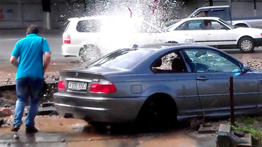 Автомобили пострадали при прорыве теплотрассы в Алматы: как возместить ущерб?