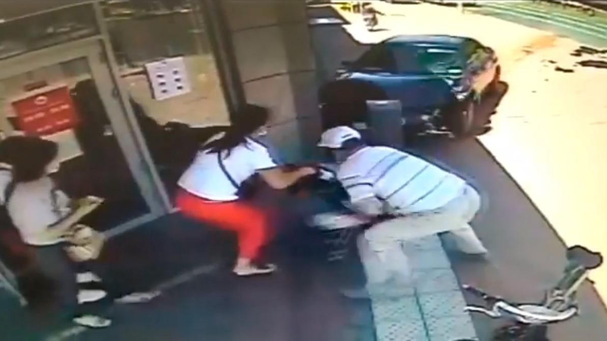 Видео: Subaru после ДТП вылетела на тротуар