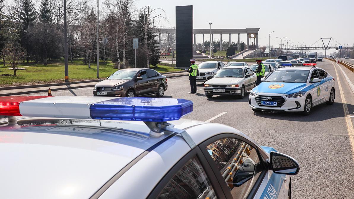 Закрыть казахстанцев дома на месяц предлагает новый глава Минздрава