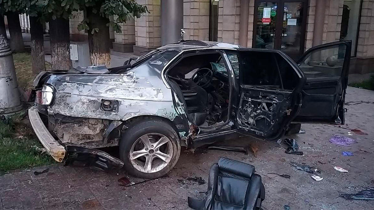BMW «обняла» столб в Алматы. Водитель погиб