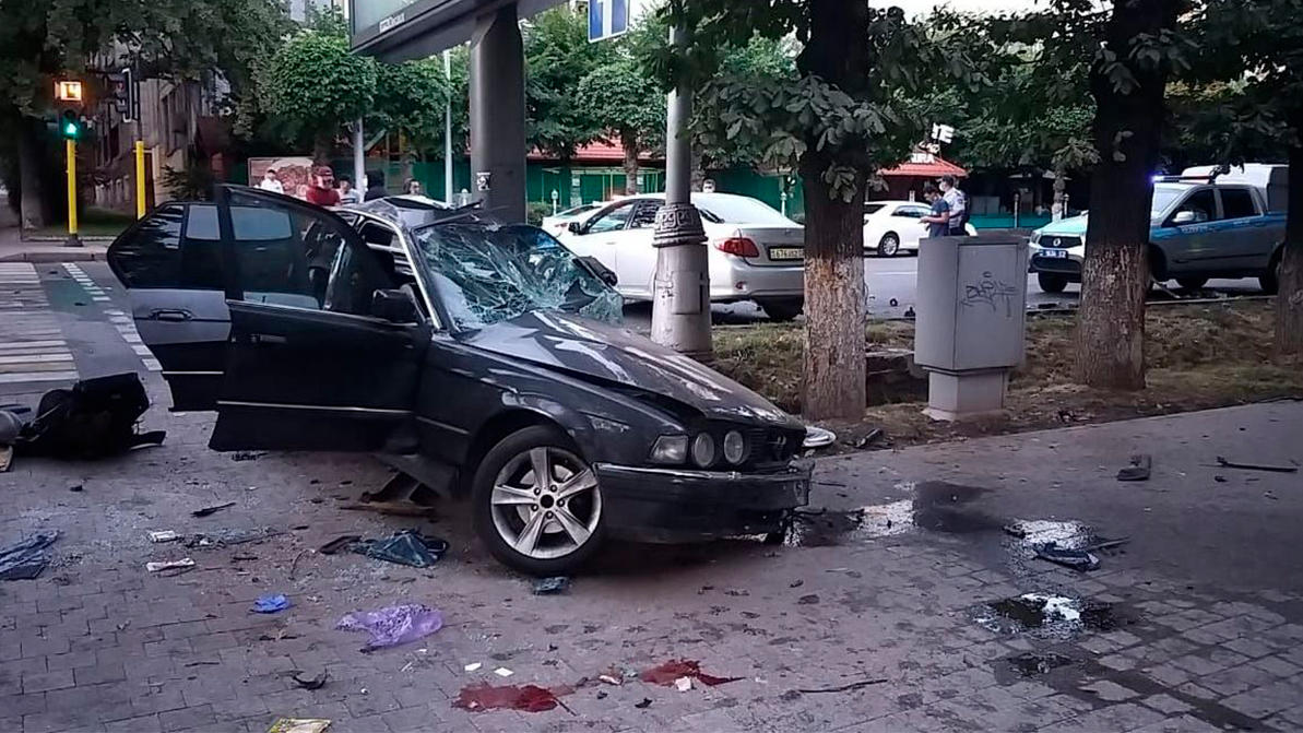 BMW «обняла» столб в Алматы. Водитель погиб
