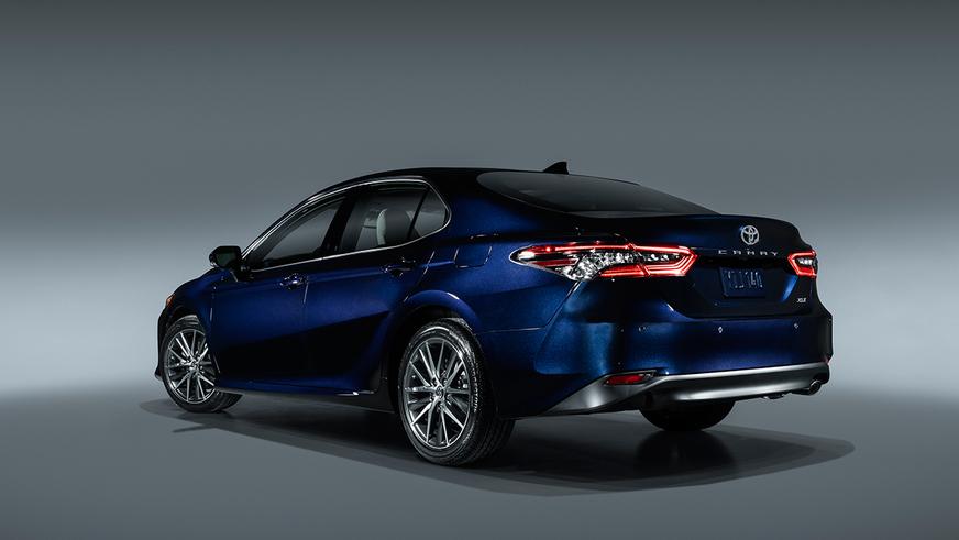 Toyota Camry 70 едва заметно обновилась