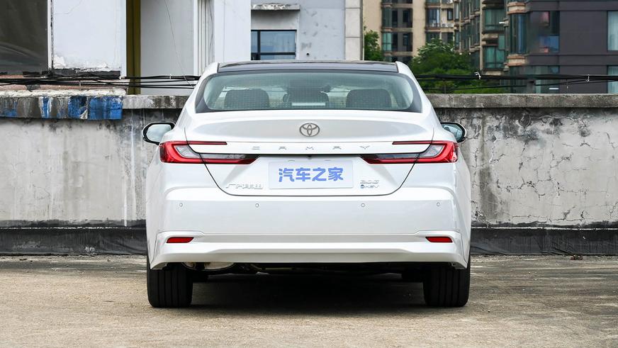 В Китае обновили Toyota Camry. Она стоит от 9 млн тенге