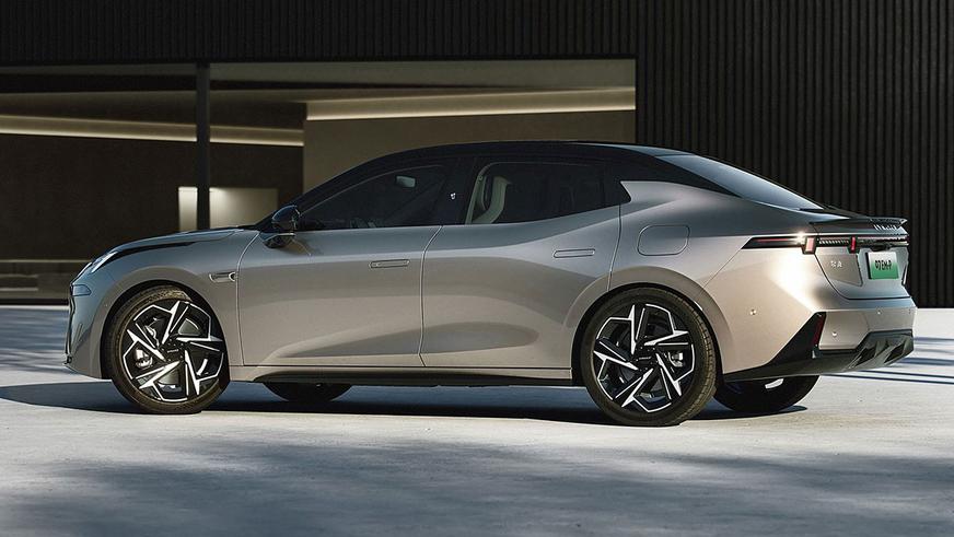 Lynk&Co начала продажи нового дальнобойного седана 07 EM-P