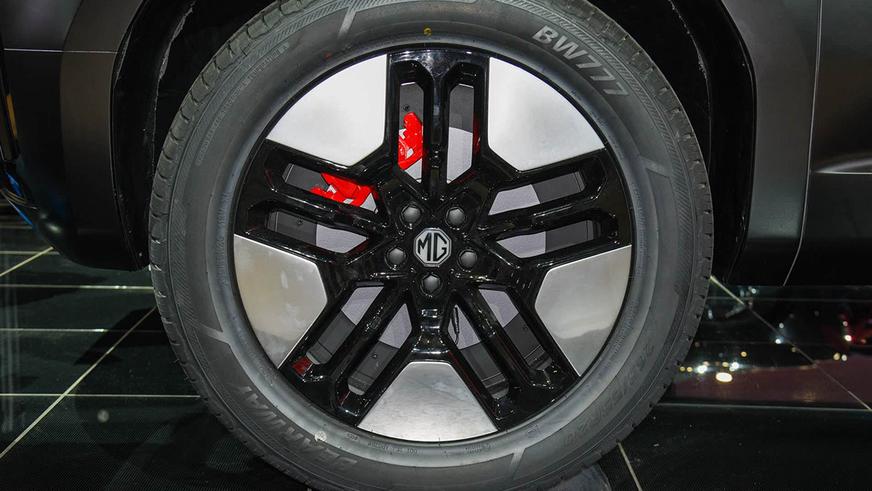 MG Cyber Х напомнил прошлое выдвижными фарами