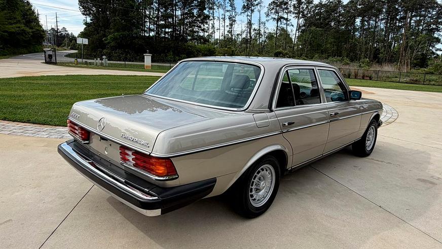 На торгах замечен Mercedes-Benz W123 почти без пробега