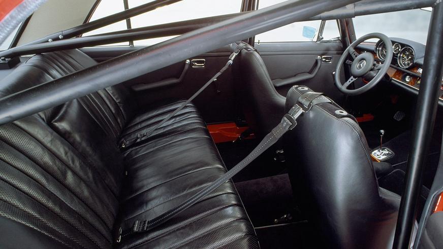 В Mercedes-Benz не забыли «Красную свинью»