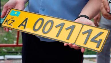 Проблемы с выдачей номерных знаков вновь возникли в Алматы