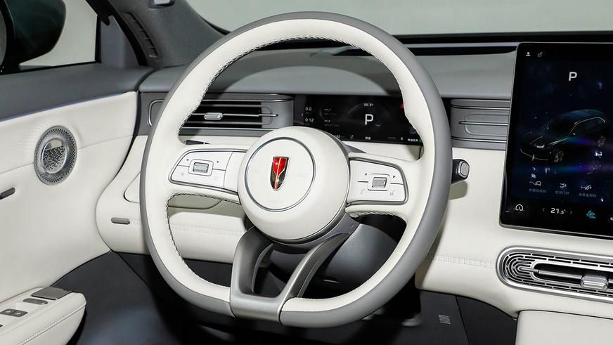 В Китае назвали цены на рекордный гибрид Hongqi