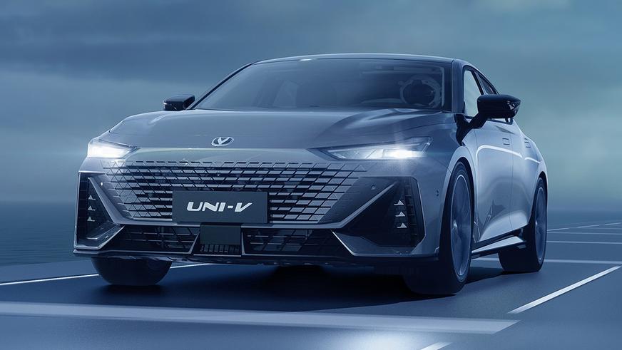 В линейке Сhangan в Казахстане появился лифтбек Uni-V. Известна цена