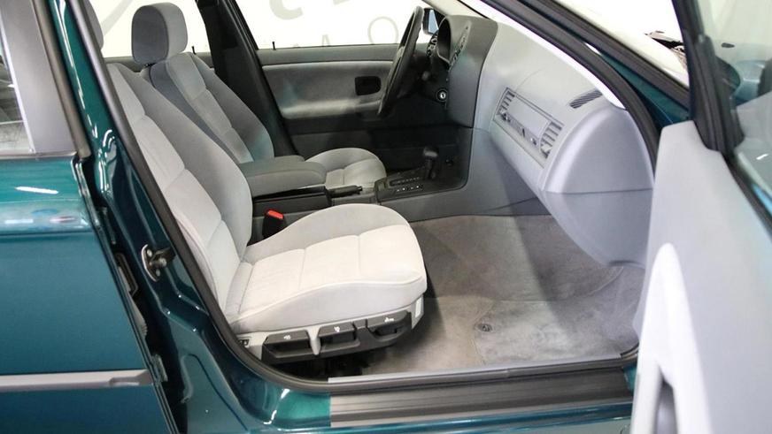 Новый BMW 320i (E36) нашли в автосалоне. Его оценили в 51 500 евро