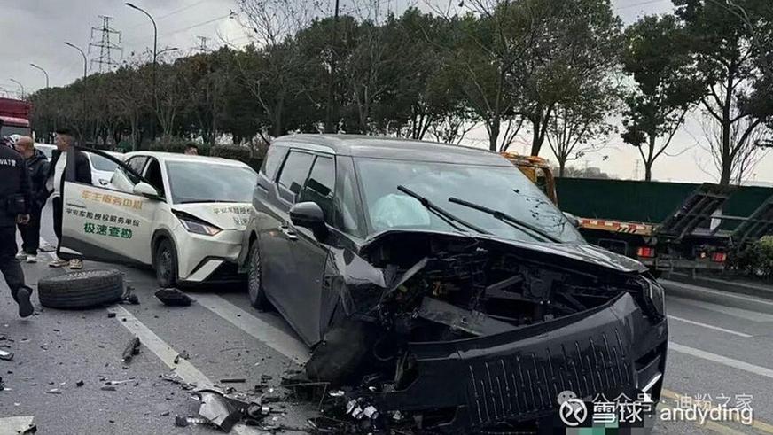 Фото дня: в Китае разбили 1300-сильный Yangwang U9