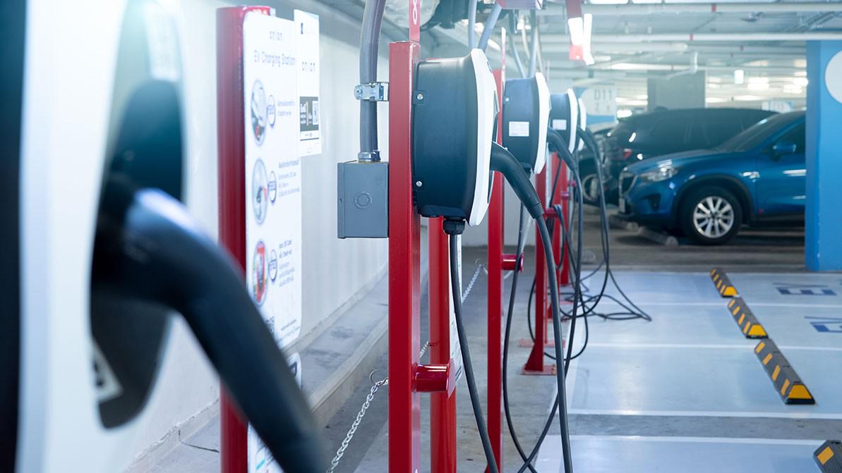 Заряжать электромобили в паркингах и на стоянках разрешат с 31 августа