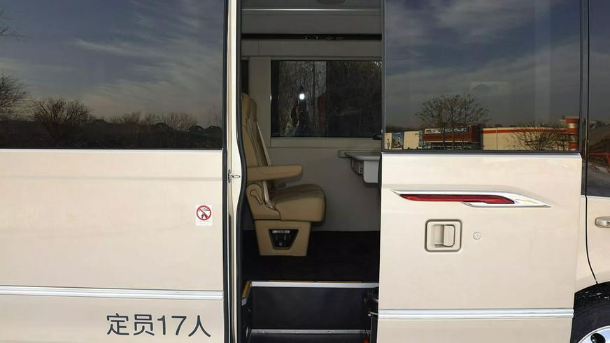 Hongqi возобновляет производство автобусов для чиновников