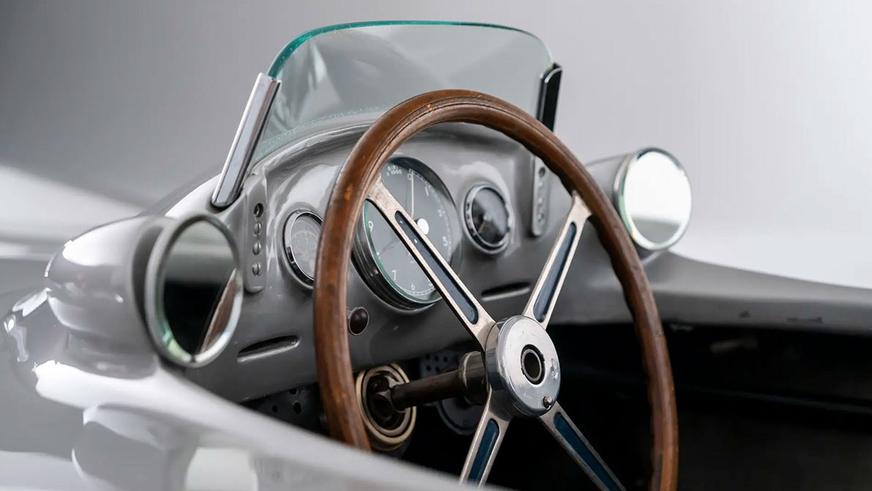 За рекордную сумму продали болид Формулы-1 Mercedes-Benz