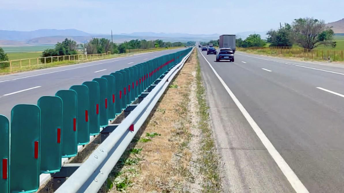 Тас жолдарда қарсы беттегі көлік шамынан қорғайтын экран тұрады