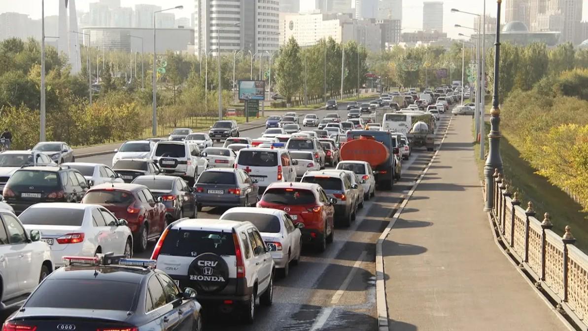 Ударить по уличным пробкам ранним выходом на работу предлагают в Астане