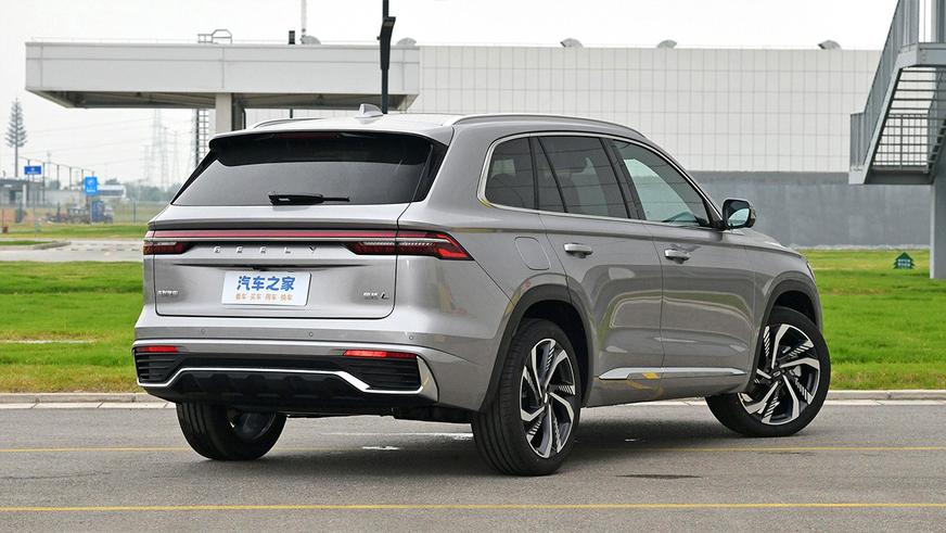 Кроссовер Geely Monjaro обновился и подешевел в Китае