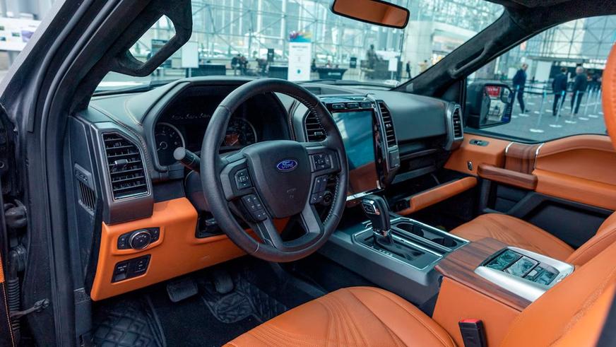 Брутальные внедорожники Toyota и Ford привезли тюнеры на выставку в Нью-Йорке