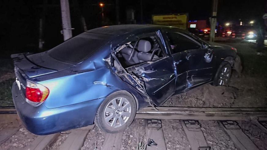 Toyota Camry попала под поезд в Алматы