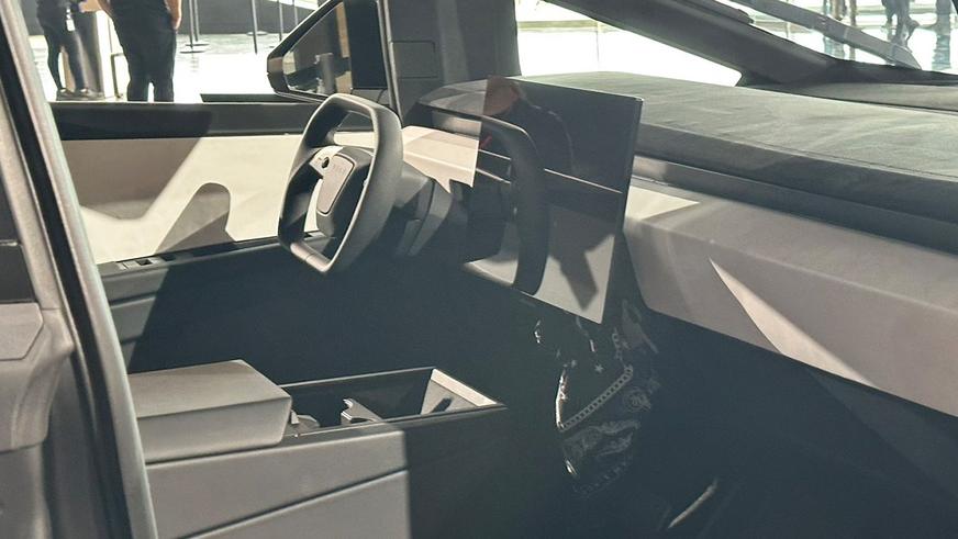 Cybertruck вблизи и внутри. Первые подробности на видео