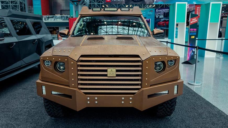 Брутальные внедорожники Toyota и Ford привезли тюнеры на выставку в Нью-Йорке