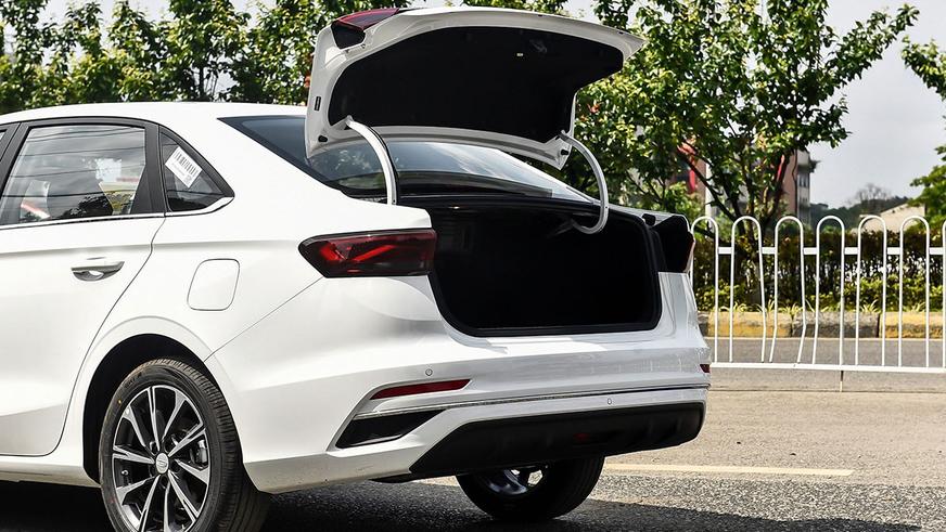 Geely снова обновит седан Emgrand: официальные фото