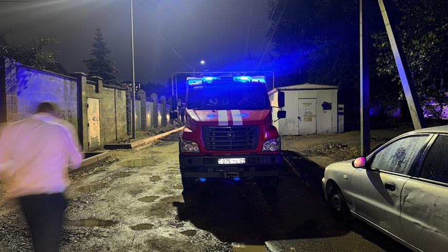 Более десятка авто повреждено на размытой дождём улице в Алматы