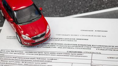 Казахстанцам скоро запретят садиться за руль иностранных авто «по страховке»