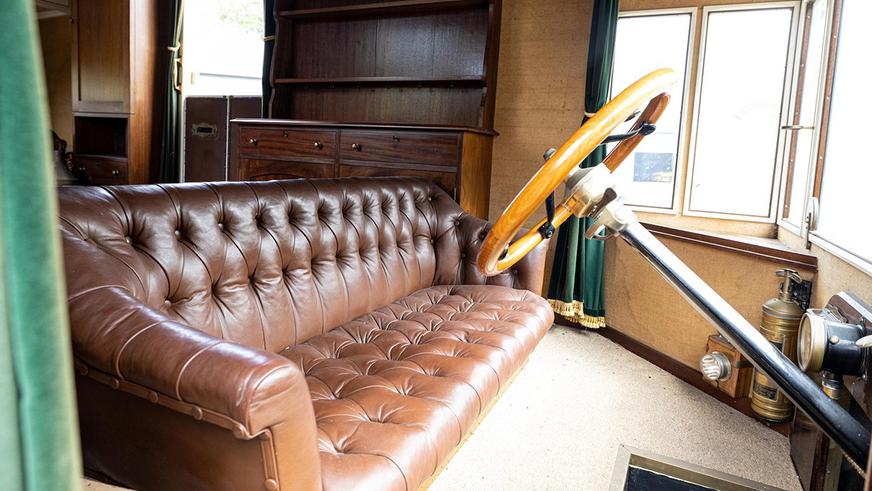 Продаётся антикварный автодом с печью внутри