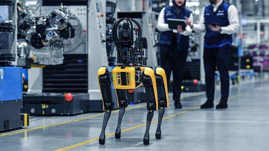 Робособака следит за работой конвейеров BMW