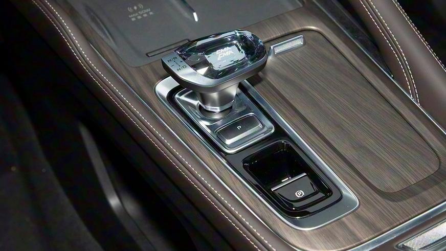 В Китае начались продажи обновлённых Geely Monjaro и Preface