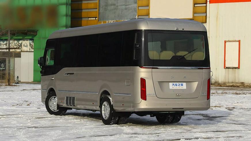 Hongqi возобновляет производство автобусов для чиновников