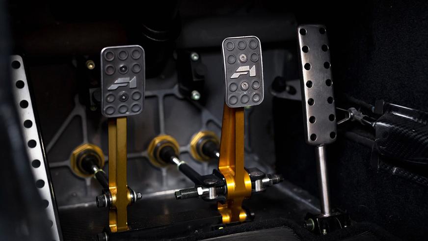 Единственный McLaren F1 с фарами от BMW Z1 пустят с молотка