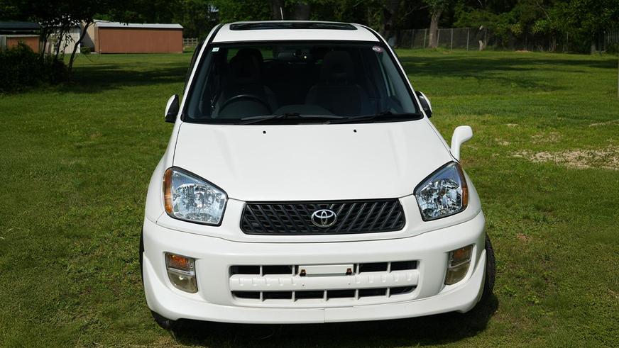 В продаже появился 25-летний Toyota RAV4 почти без пробега