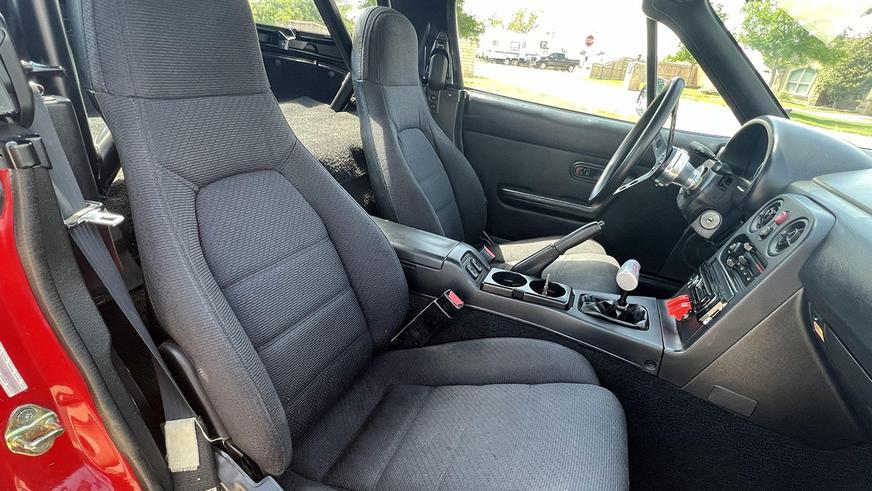 Родстер Mazda MX-5 подготовили к бездорожью и выставили на аукцион