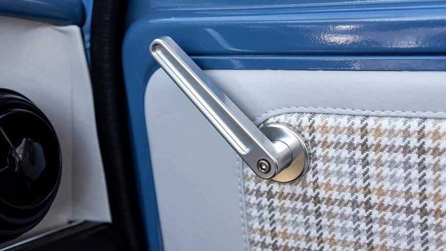 Классический Mini превратили в 300-сильный электромобиль