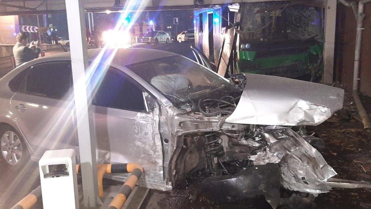 Автобус выскочил на тротуар в Алматы. Пять пешеходов пострадали