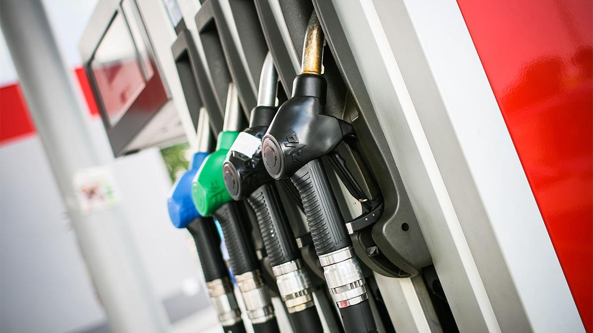 Стабилизировать цены на бензин в Казахстане потребовал депутат Альберт Рау