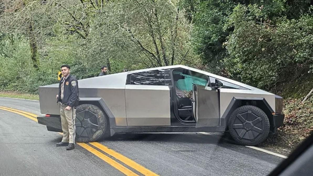 Tesla Cybertruck жол апатына түсті