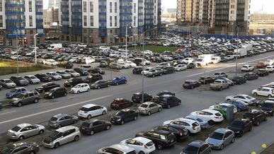 В России стали активнее запрещать дворовые парковки