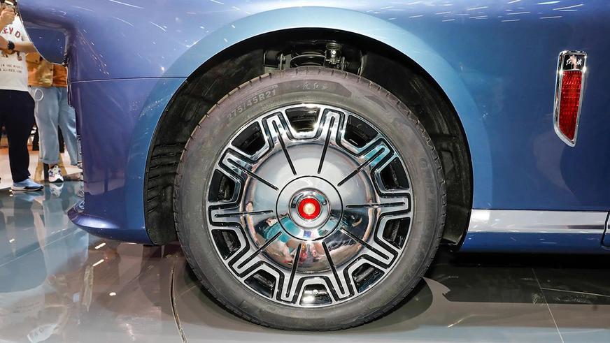 Hongqi L5 сменил поколение, но сохранил круглые фары