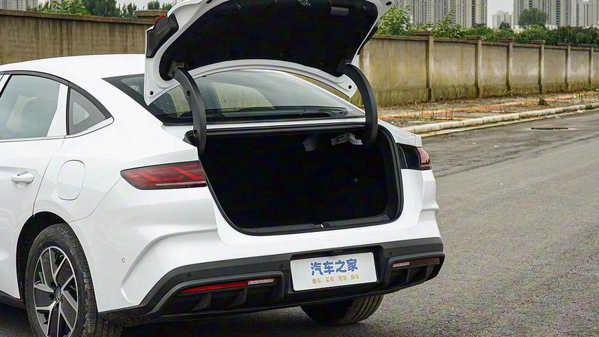 BYD улучшил гибридный седан Qin L. Известны цены