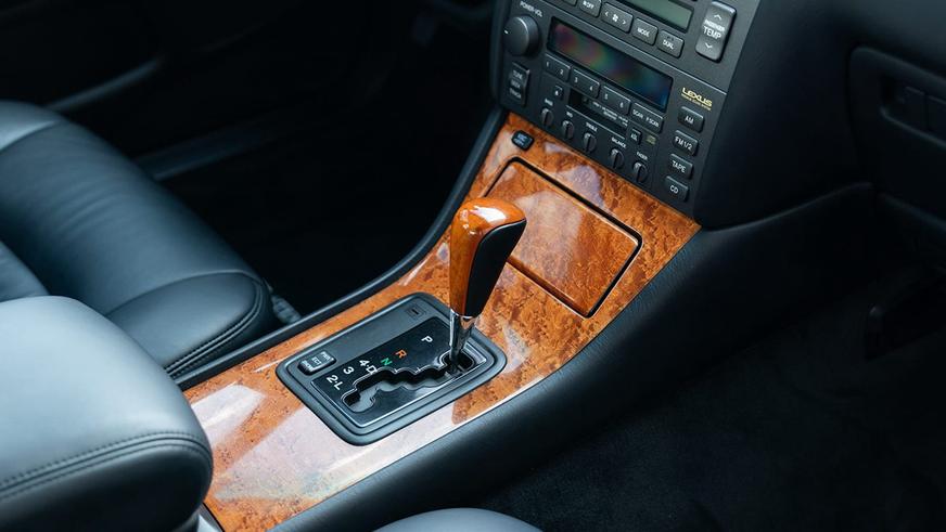 В США с молотка пустили 26-летний Lexus LS почти без пробега