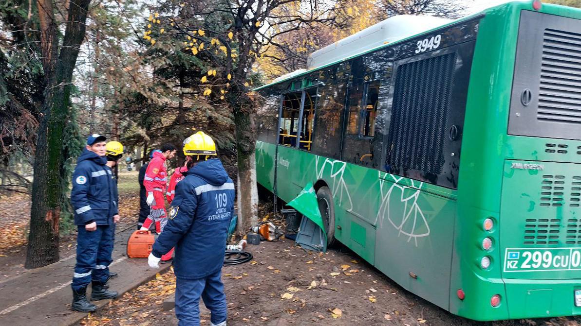 Два пассажирских автобуса столкнулись на Толе би и Абылай хана в Алматы