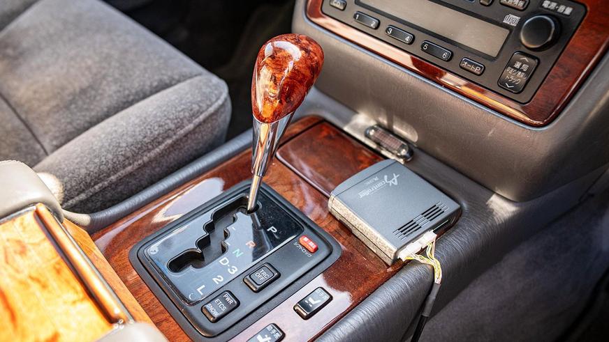 Toyota Century продали по цене бюджетной малолитражки